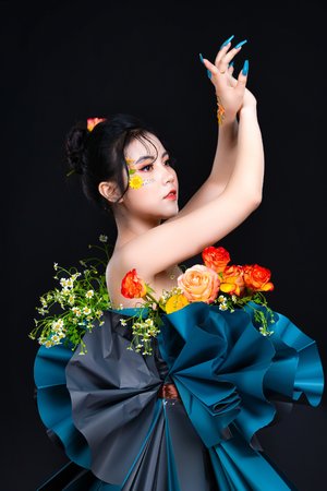 狐小姐，你的尾巴又露出来了